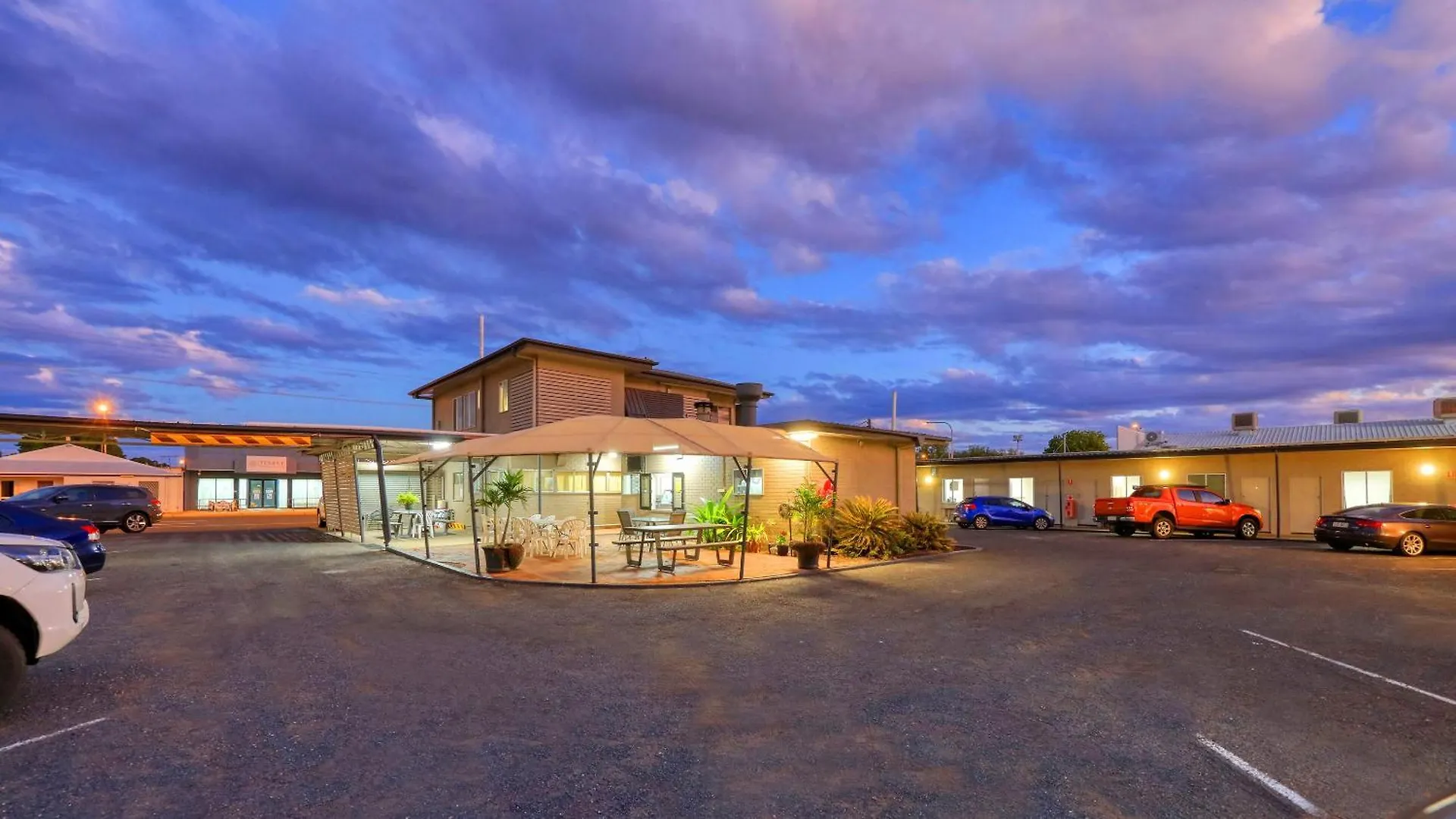 Motel 707 Emerald
